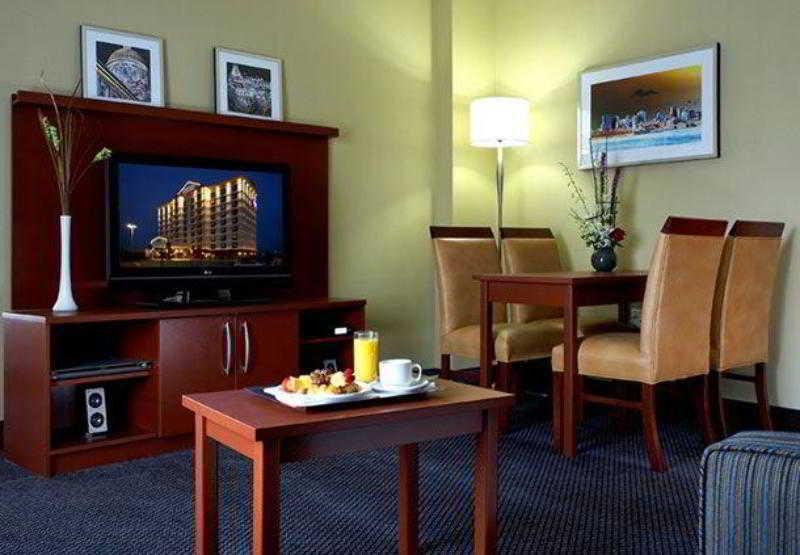 Fairfield Inn & Suites By Marriott Montreal Airport Dorval Room photo